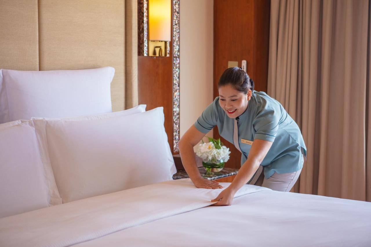 Jumeirah Messilah Beach Kuwait Kuwait City ภายนอก รูปภาพ A chambermaid making a bed