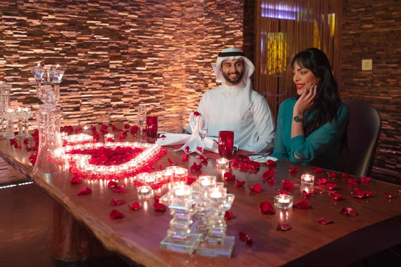 Jumeirah Messilah Beach Kuwait Kuwait City ภายนอก รูปภาพ A couple at a restaurant in Dubai