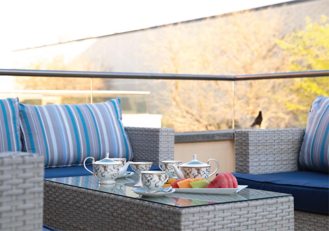 Jumeirah Messilah Beach Kuwait Kuwait City ภายนอก รูปภาพ A balcony at the hotel