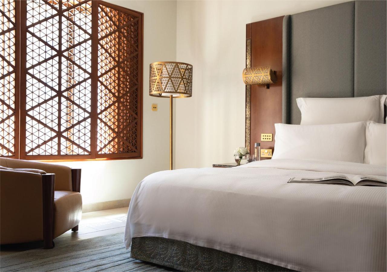 Jumeirah Messilah Beach Kuwait Kuwait City ภายนอก รูปภาพ A guest room at the Ritz-Carlton, DIFC