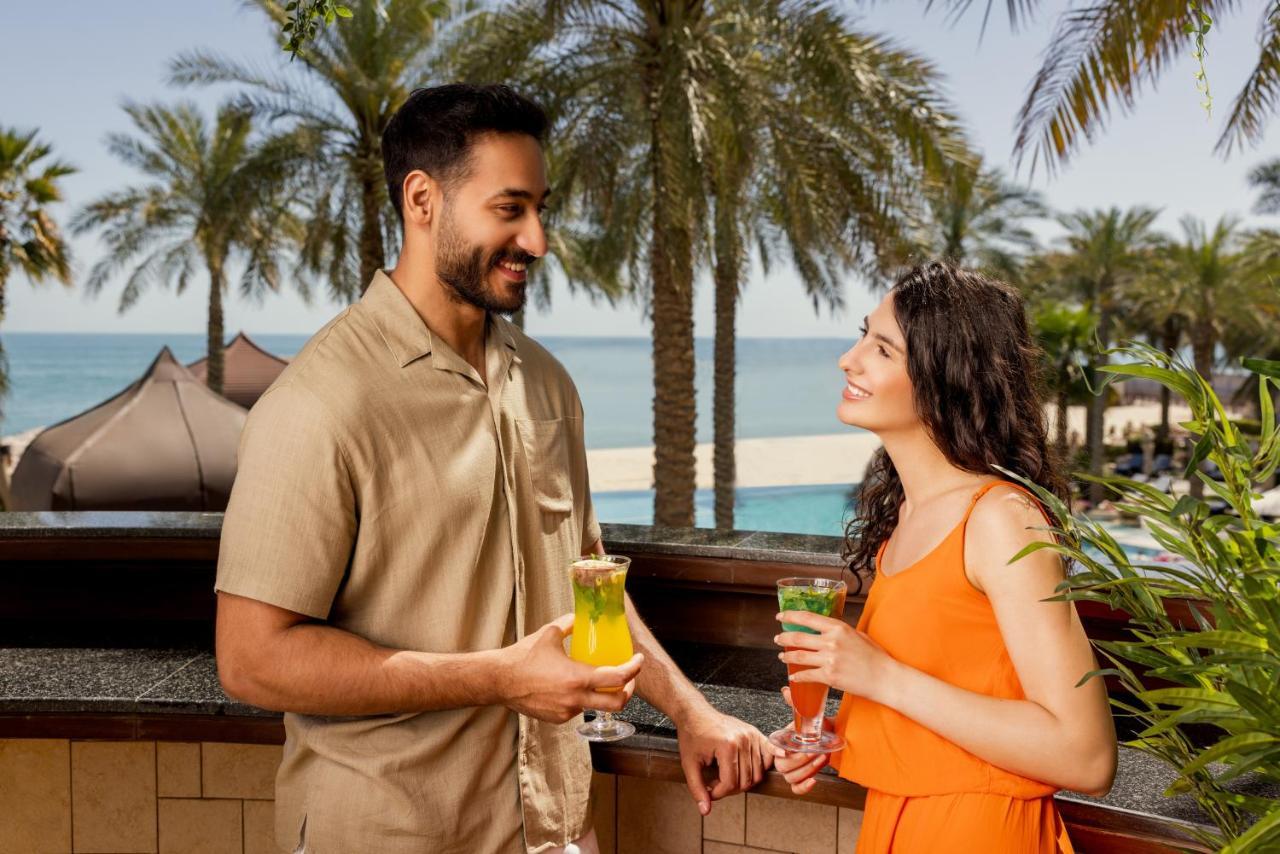 Jumeirah Messilah Beach Kuwait Kuwait City ภายนอก รูปภาพ A couple at Jumeirah Beach Hotel