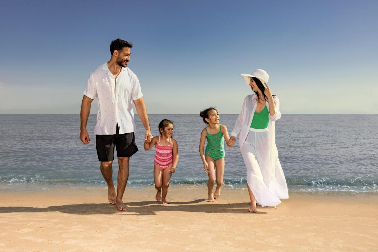 Jumeirah Messilah Beach Kuwait Kuwait City ภายนอก รูปภาพ Family on the beach
