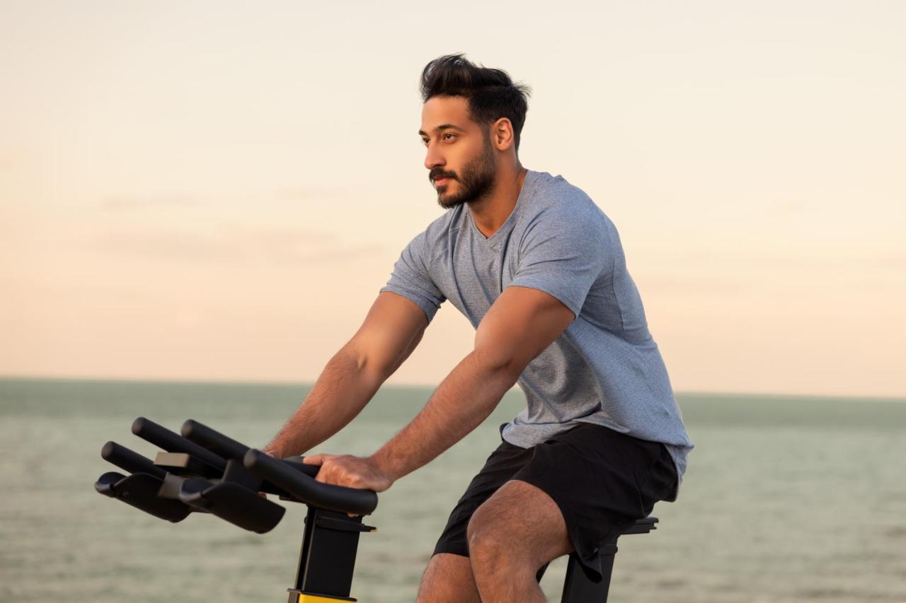 Jumeirah Messilah Beach Kuwait Kuwait City ภายนอก รูปภาพ A man on a stationary bicycle