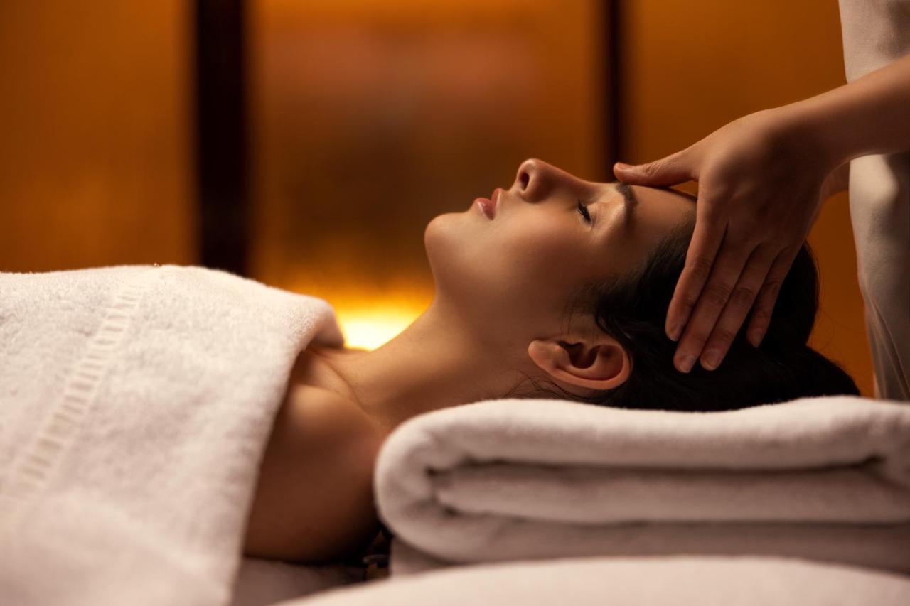 Jumeirah Messilah Beach Kuwait Kuwait City ภายนอก รูปภาพ A woman receiving a head massage