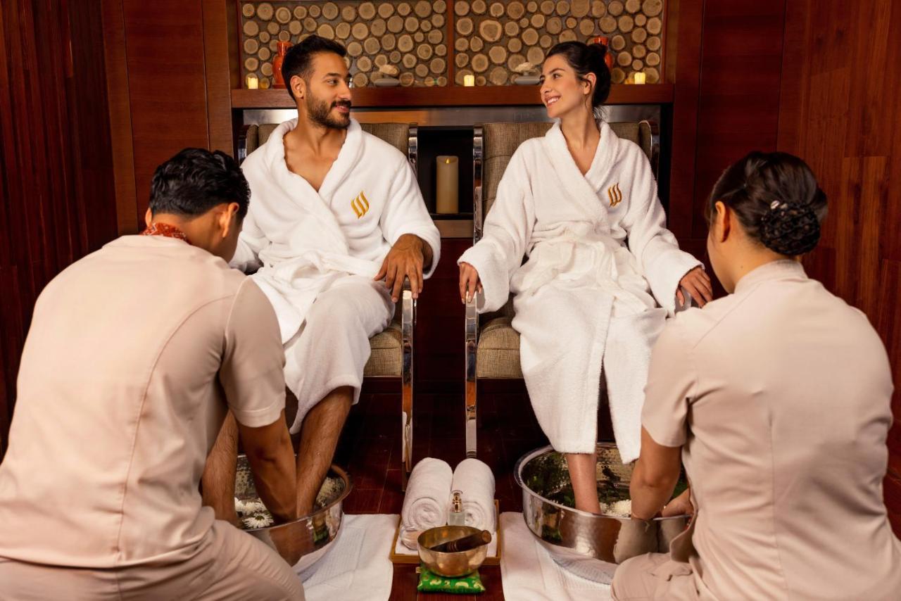 Jumeirah Messilah Beach Kuwait Kuwait City ภายนอก รูปภาพ A couple receiving a spa treatment