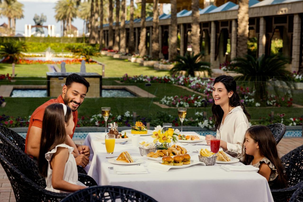 Jumeirah Messilah Beach Kuwait Kuwait City ภายนอก รูปภาพ Family dining at the resort