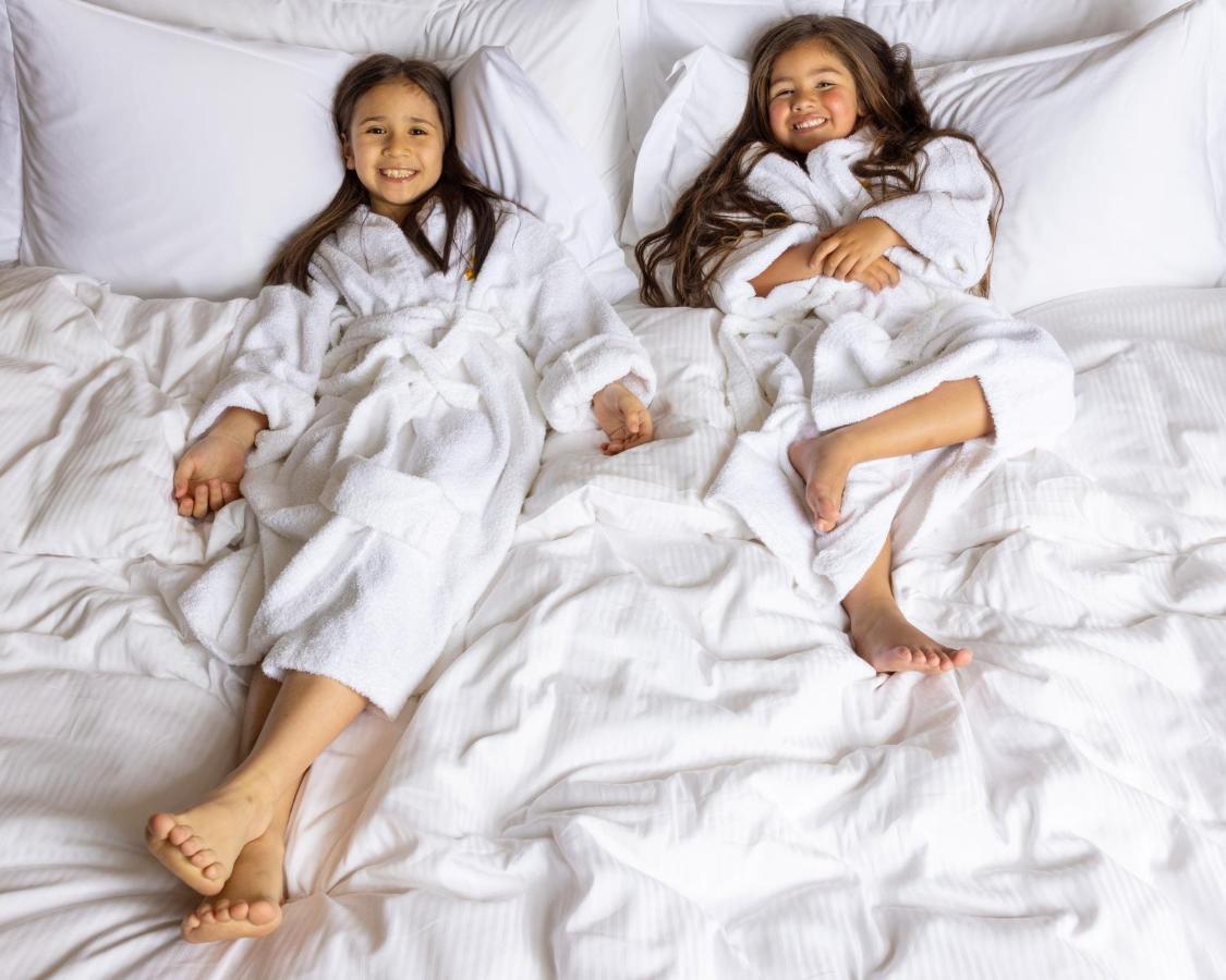 Jumeirah Messilah Beach Kuwait Kuwait City ภายนอก รูปภาพ Two girls wearing bathrobes