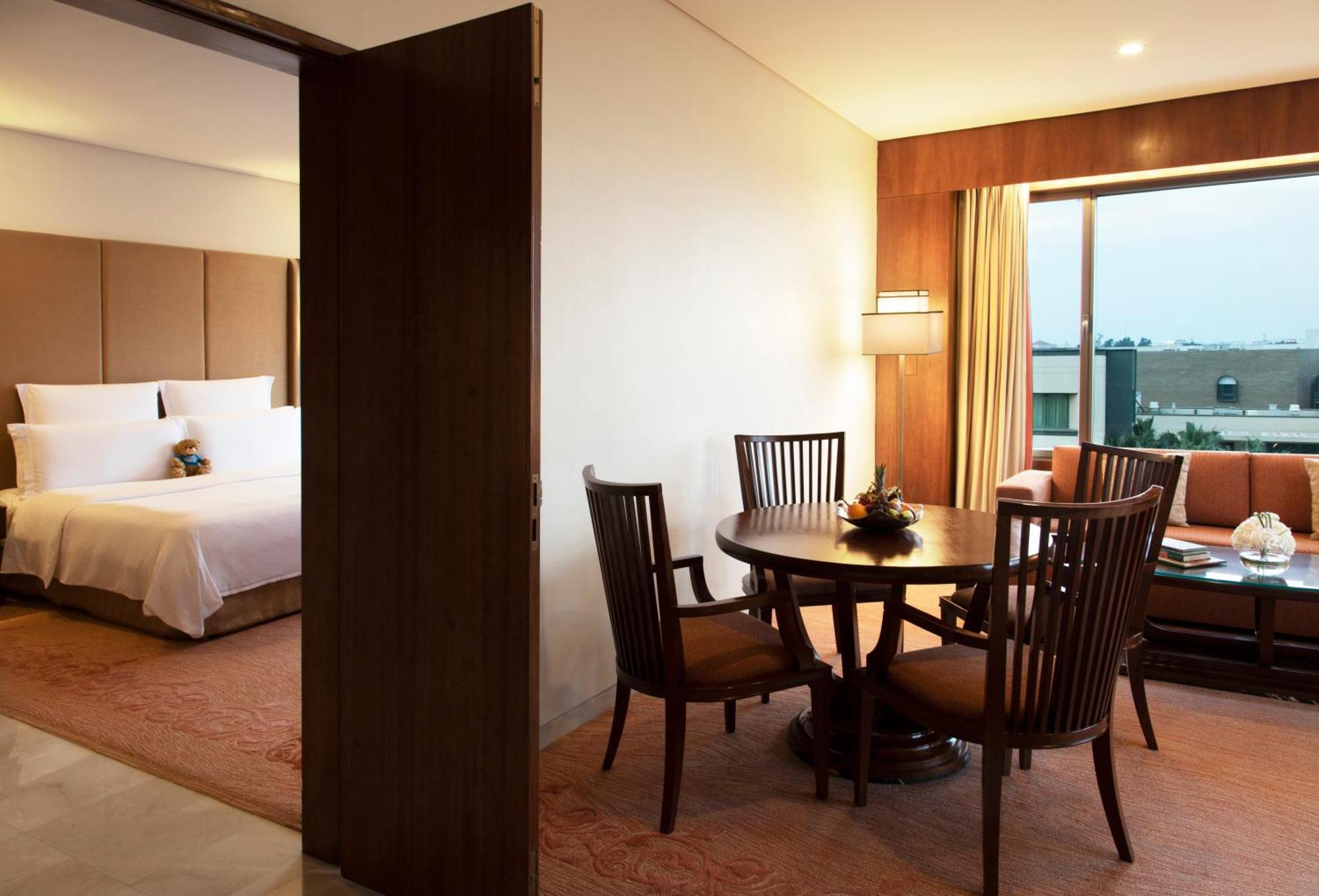 Jumeirah Messilah Beach Kuwait Kuwait City ภายนอก รูปภาพ A suite at the hotel