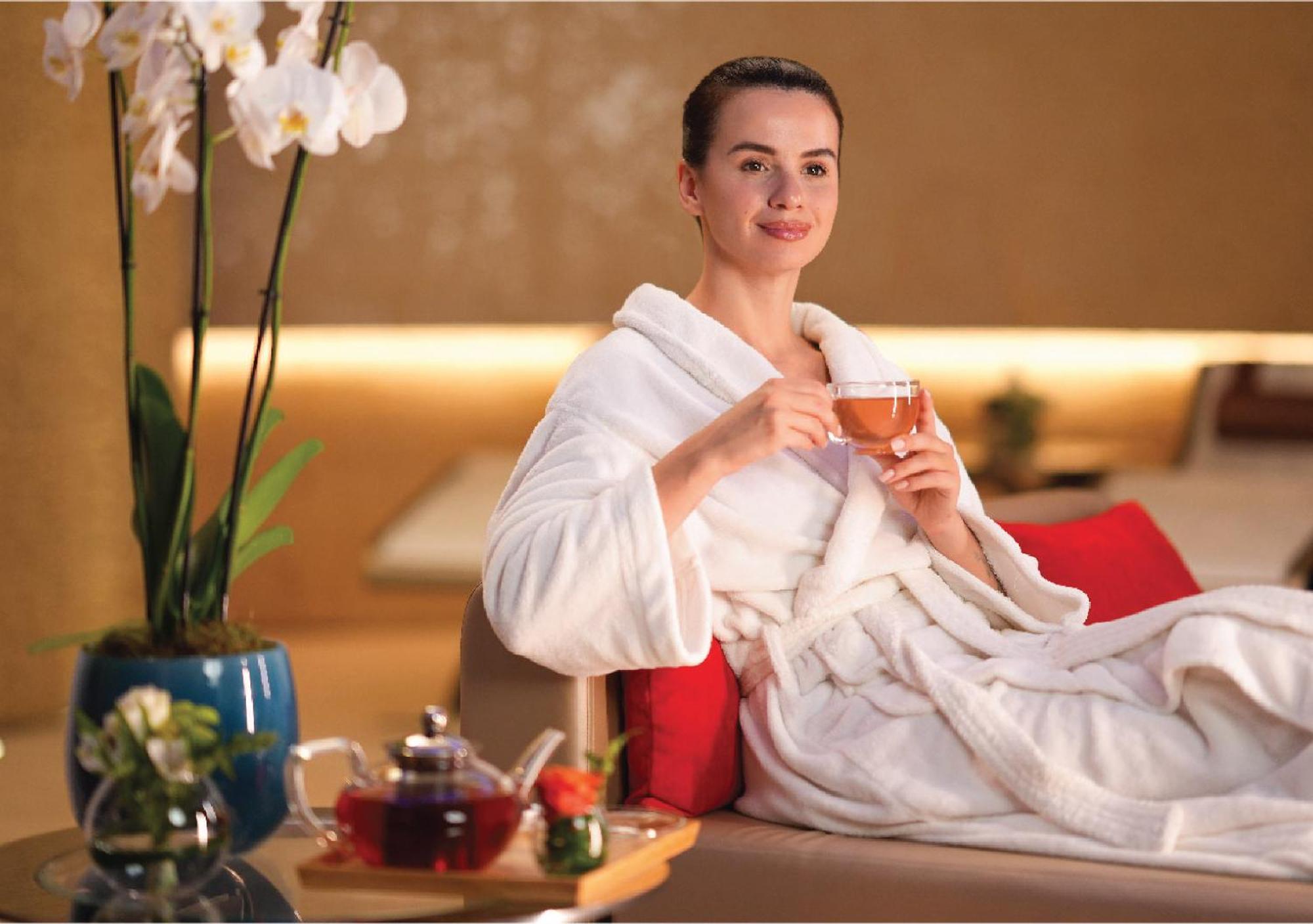 Jumeirah Messilah Beach Kuwait Kuwait City ภายนอก รูปภาพ A woman wearing a bathrobe