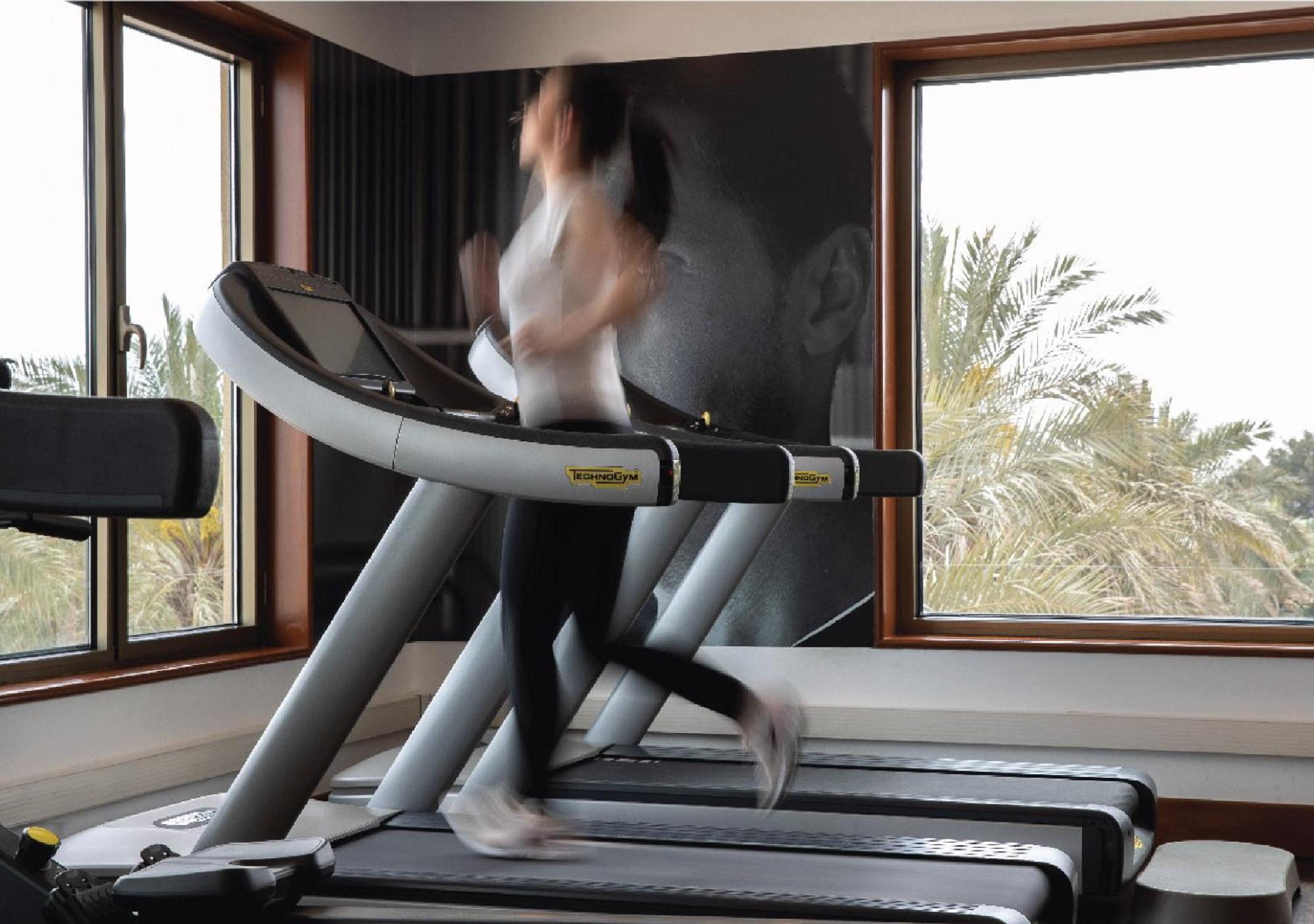 Jumeirah Messilah Beach Kuwait Kuwait City ภายนอก รูปภาพ A treadmill in use