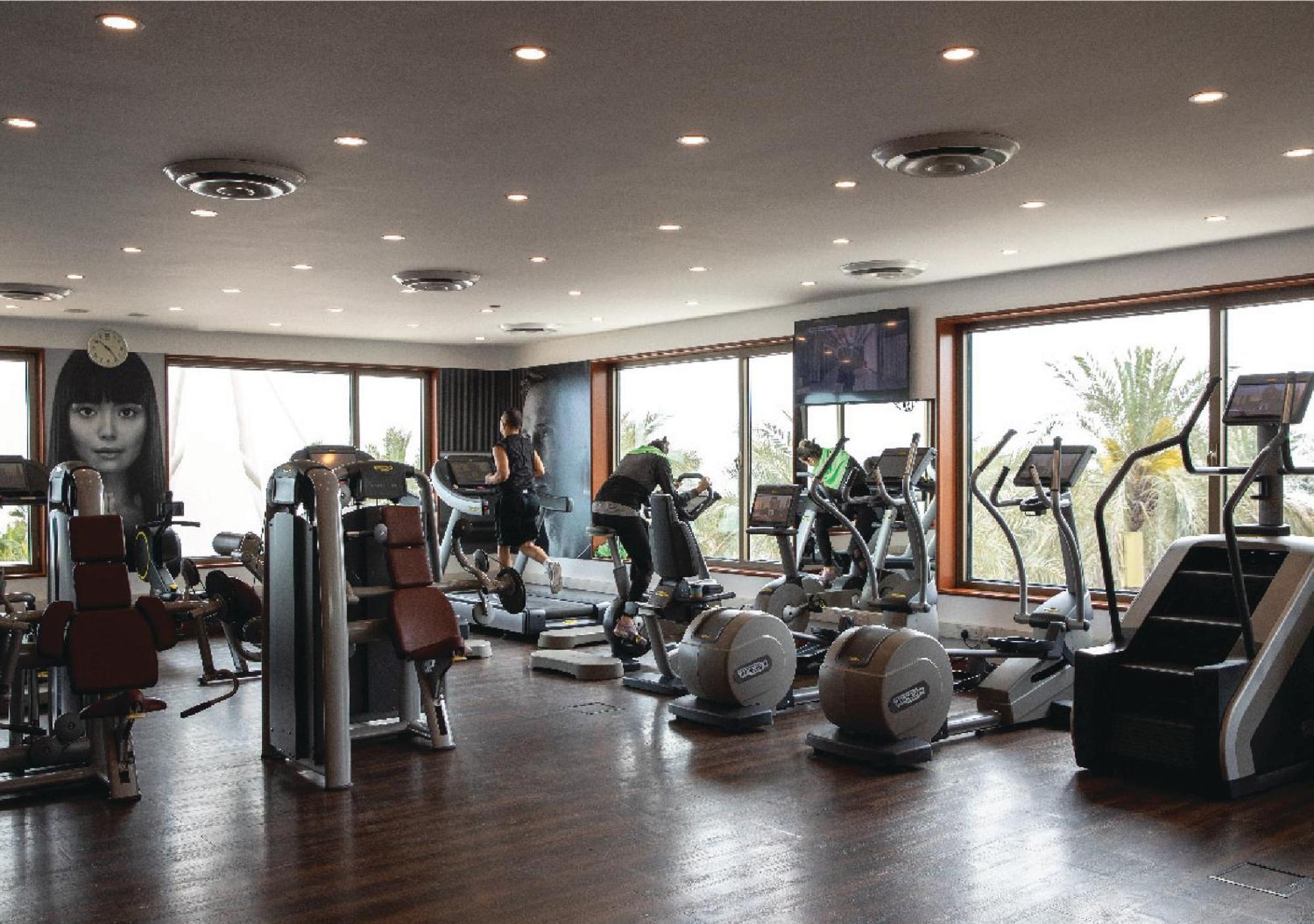 Jumeirah Messilah Beach Kuwait Kuwait City ภายนอก รูปภาพ The gym at the hotel