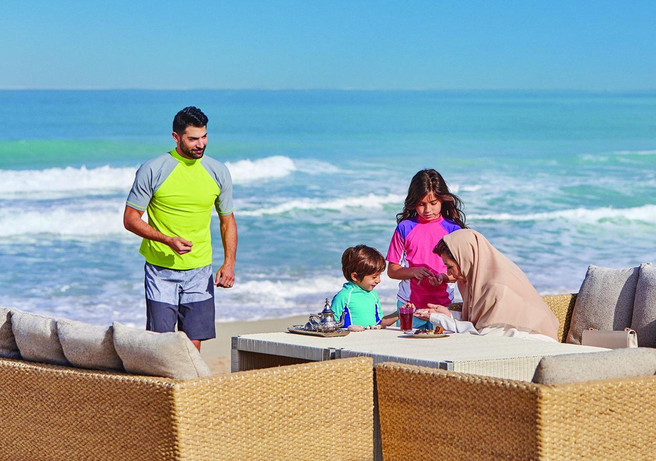 Jumeirah Messilah Beach Kuwait Kuwait City ภายนอก รูปภาพ Family at the beach