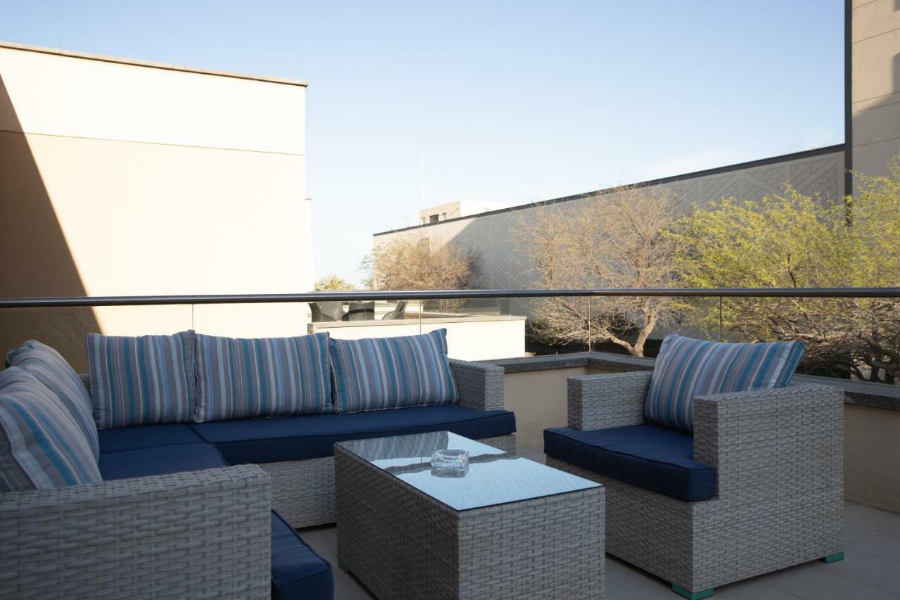 Jumeirah Messilah Beach Kuwait Kuwait City ภายนอก รูปภาพ A rooftop lounge at the Hotel Indigo in Scottsdale, Arizona