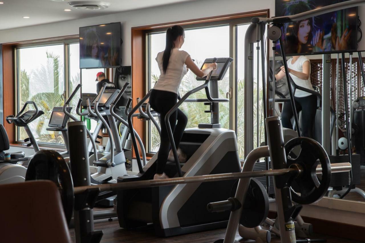 Jumeirah Messilah Beach Kuwait Kuwait City ภายนอก รูปภาพ A woman on a cross trainer